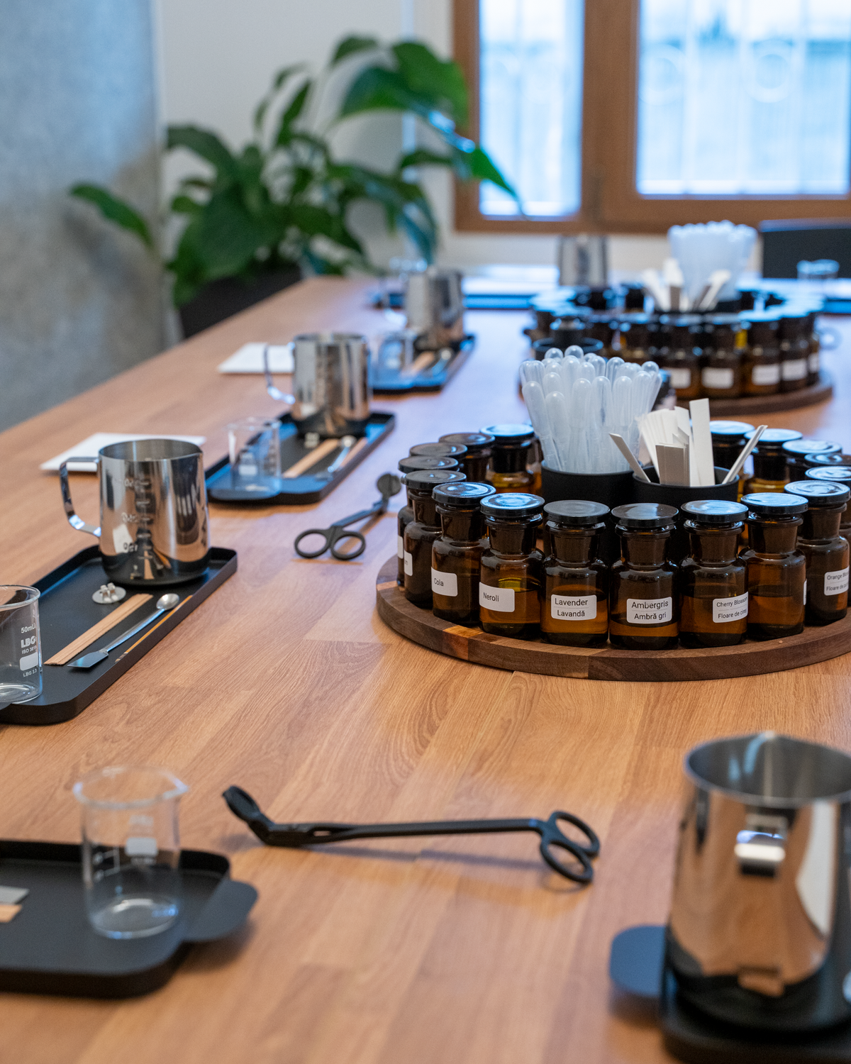 Masa de lucru din atelierul Little Paris, București, pregătită pentru workshop
