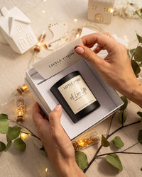 Lumânare parfumată A Love Letter - Trandafir de Damask • Lemn de Agar - Little Paris Atelier