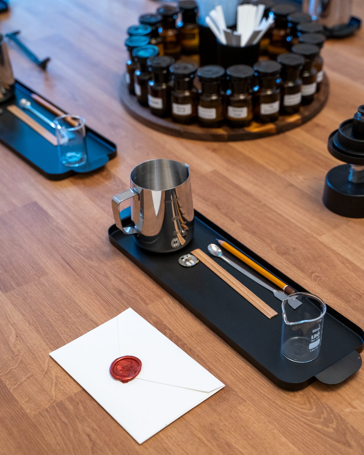 Flacoane cu note de parfum, blottere și plicul sigilat Little Paris Atelier